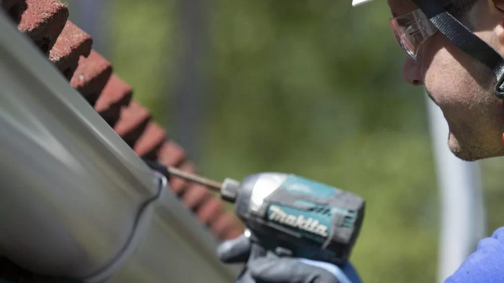 Rännien huolto ja korjaus 